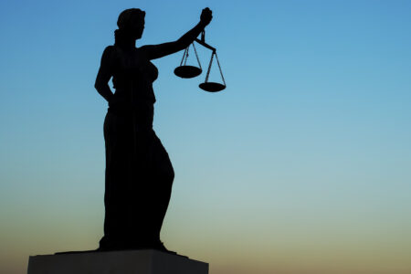 Estátua da Justiça simboliza decisão judicial que determina à Prefeitura de Arujá a regularização do atendimento de saúde mental para crianças e adolescentes.
