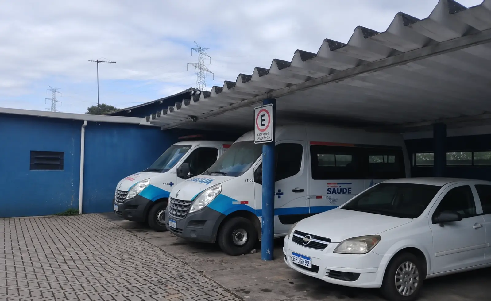 Veículos do Transporte Ambulatorial da Secretaria Municipal de Saúde de Arujá estacionados em garagem da Prefeitura, imagem utilizada na reportagem sobre denúncia de moradora envolvendo o serviço.